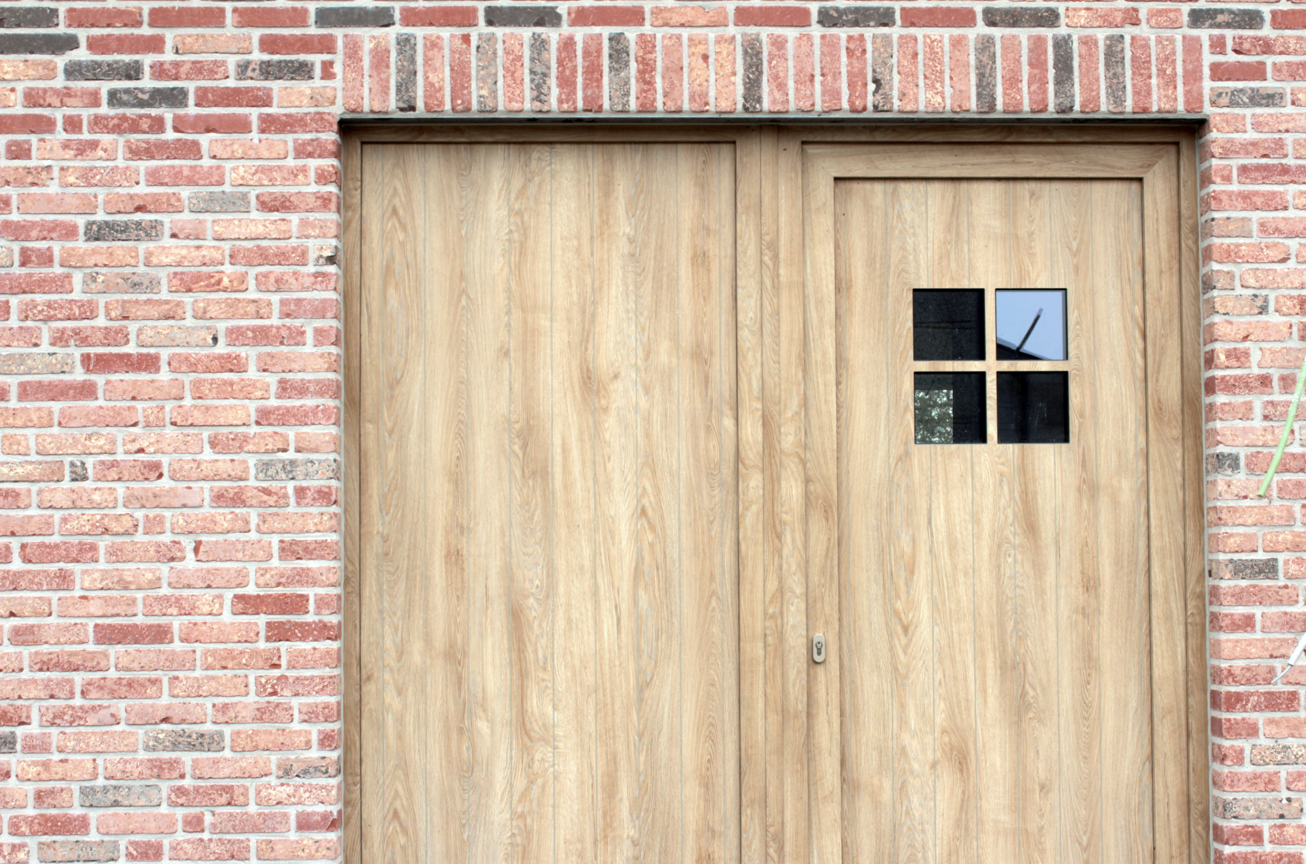 Houten ramen en deuren, geleverd en geplaatst door Deroo Ramen en Deuren uit Poperinge